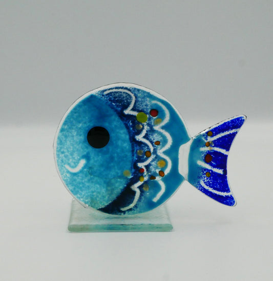 Fisch zum Stellen in Blautönen